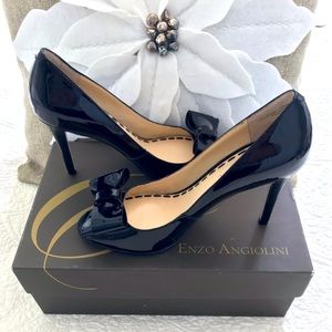 Never worn.  Spectacular🎄Holiday🎄Heels!